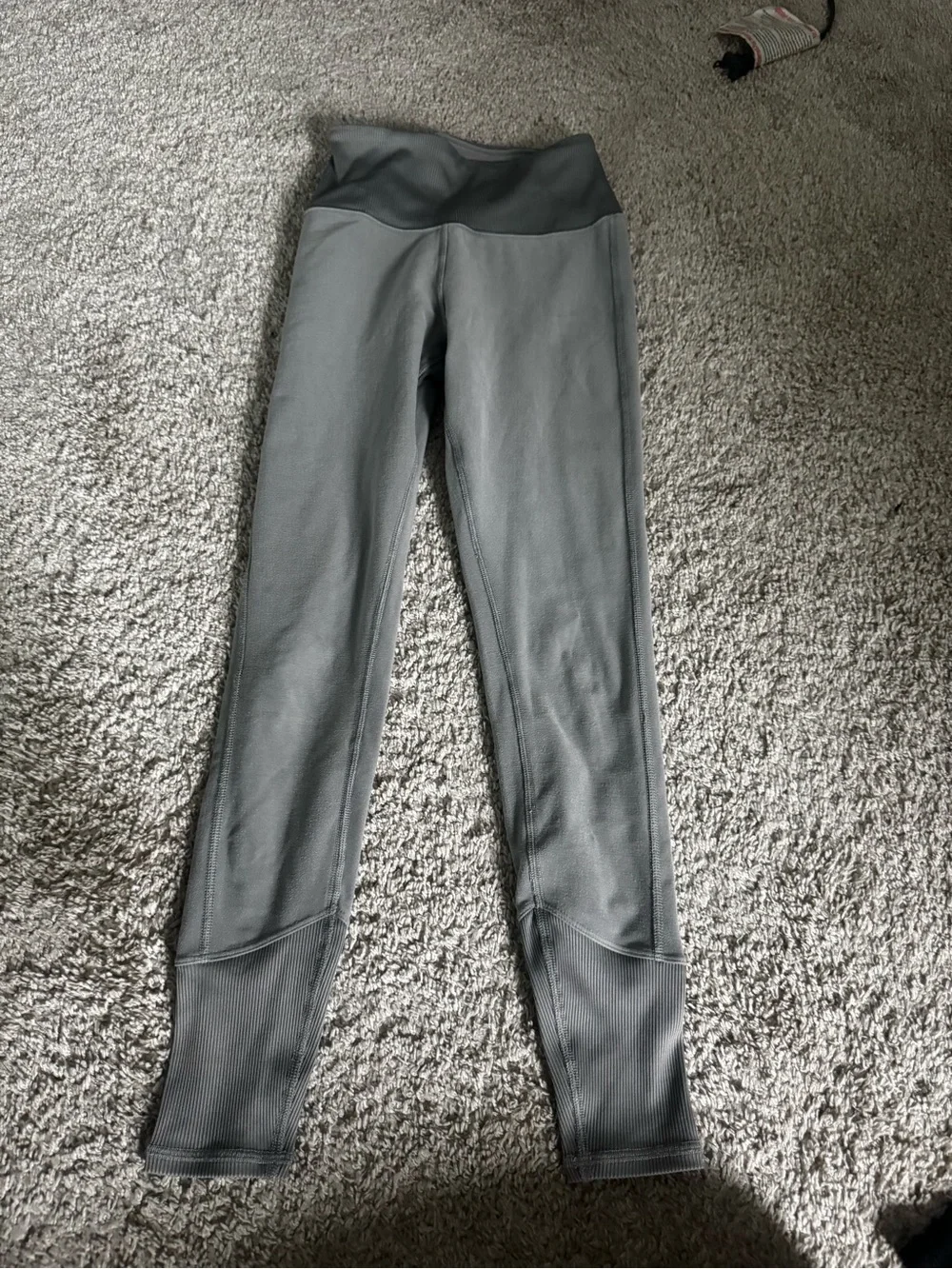 ALO Yoga High-Waist Suede Leggings in Light Gray